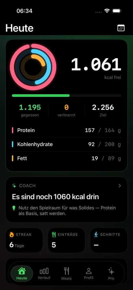 Clear Heute-Ansicht: Kalorien-Ring, Makros und Coach-Karte